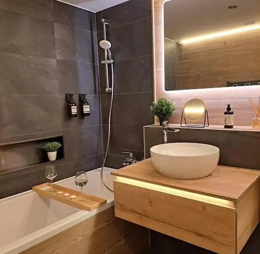 Διαμέρισμα Ace Location With Pool & Sauna